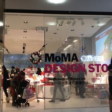 ガラス張りの店内