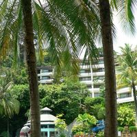 プールサイドからホテル建物を望む