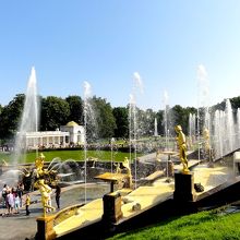 いろいろな噴水がある夏の庭園!!