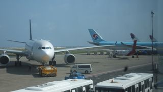 食事や買い物も便利な、モルディブの空港