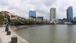 ★川沿いに続くオシャレスポット　夜景を見ながらの食事に