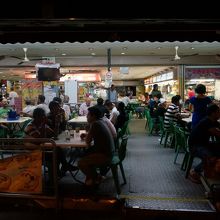 夜のオープンカフェ