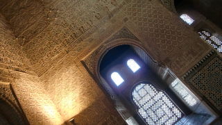 彫刻が美しい壁と天井にため息