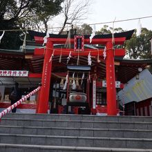 赤い鳥居も小さくてかわいい神社です。