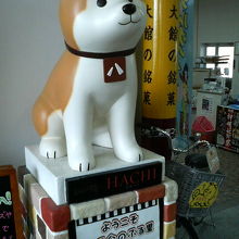 窓口そばにかわいいハチ公人形がいます。