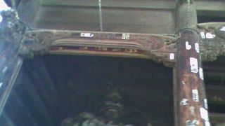 バス停から数分の善光寺の入口