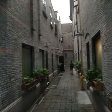 町の中の建物に挟まれた通りもなかなか趣があります