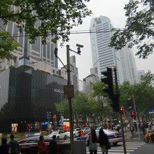 少し歩くと人でにぎわうメインの通りに出る