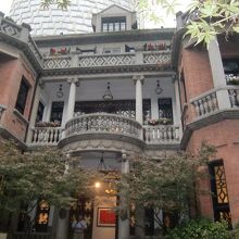 こんな古めかしい建物もありホテルに使われているようだ