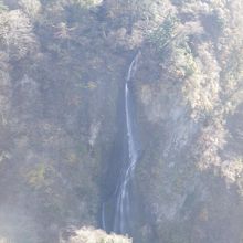 震動の滝を橋の上から見ることが出来ます