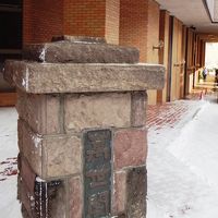 建物前には、石造の昔の門柱が残されています