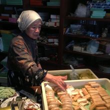 手前にあるのが最中の皮