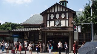 イギリス調のデザインで都内で現存する木造駅舎で最も古い駅舎で～す。