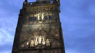 カレル橋の旧市街側にある塔