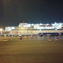 建物前より客船を臨む