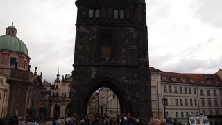 カレル橋の東のたもとの塔