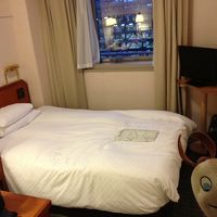 １２時チェックアウトはいいが、扉の外で掃除婦の気配。