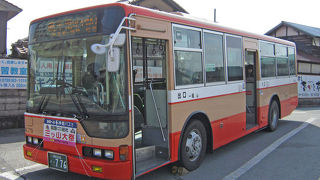 ローカルなバス。