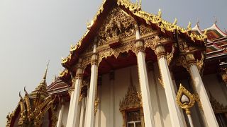 本堂の装飾が綺麗です。