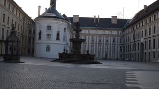 プラハ城内の円柱状の教会