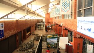 煉瓦と木造彫刻が印象的