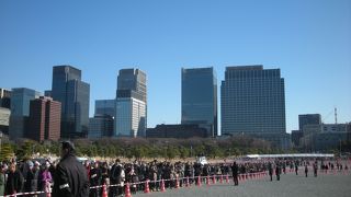 正面は皇居、振り向けば近代都市の景観「皇居前広場」