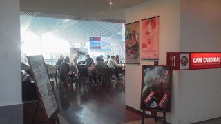 出発ロビーも見渡せる「CAFE CARDINAL（カフェ カーディナル）」～羽田空港～