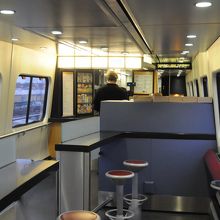 ACELAのカフェ車両。軽食を提供している。