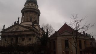 ネオクラシック様式の荘厳な建物