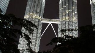 KLCC公園の池越しに撮るのが構図的に綺麗