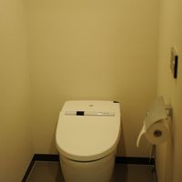 トイレは独立で、温水洗浄便座付きです。