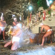 冷水を浴び、大漁旗の船団が突進してくる男の祭り