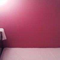 広いベッド。天井も高い。