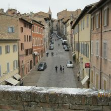 ヴァルボーナ門上の城壁からの様子です。