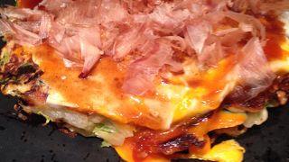 名物ジャガイモ入りのお好み焼き