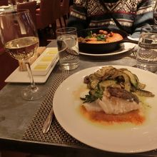 スペイン風の鱈（たら）。左に３種類のオリーブが写っている。