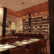 明るい感じの店内。