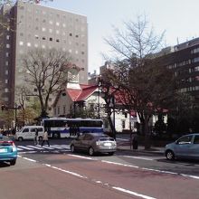 大通公園から歩いてきた時計台前の交差点