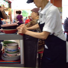 一人で店内全部の片付けしをているおばさん。すごい！