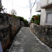 石畳道から左折