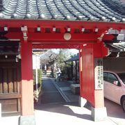 大井５ケ寺の一つ　朱色の山門