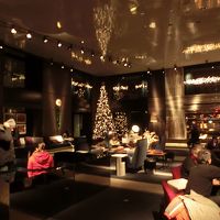 ロビーはデザイナーホテルらしい。DJブースもある。