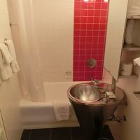 バスタブ付。シンクは洒落ている。