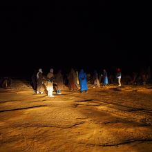 出発前のらくだとらくだをひく人たち