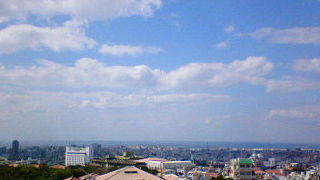 那覇の市街地の向こうには水平線が広がります