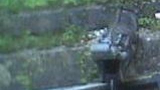 石垣に囲まれた首里城内の涼しげな水場