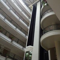 ホテル内は吹き抜けになっていて、開放感があります。