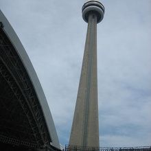 ドームが開くとCNタワーが見えます。