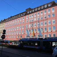 駅前に目立つピンクのホテルがイーデンホテルです。