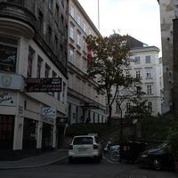 階段上の左手の建物がホテルです。